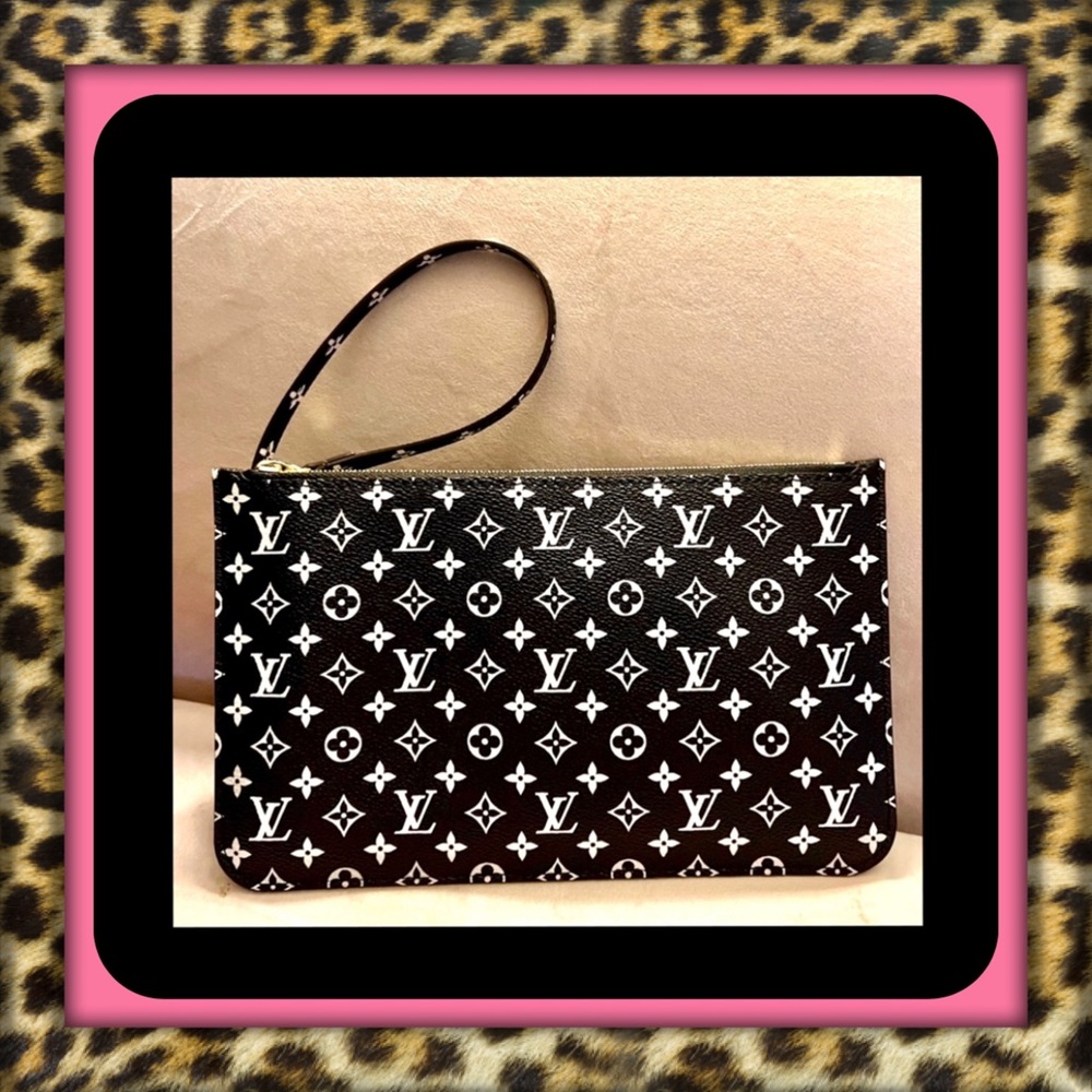 👑✅PRICE FIRM✅ AUTHENTIC Louis Vuitton Black Wristlet